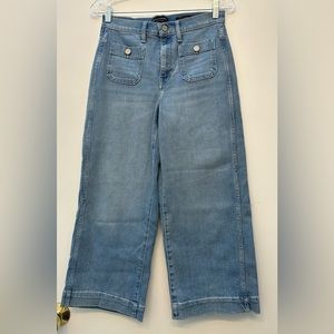 BR. Wide leg crop denim. 26S. Light wash. Patch pocket in front.